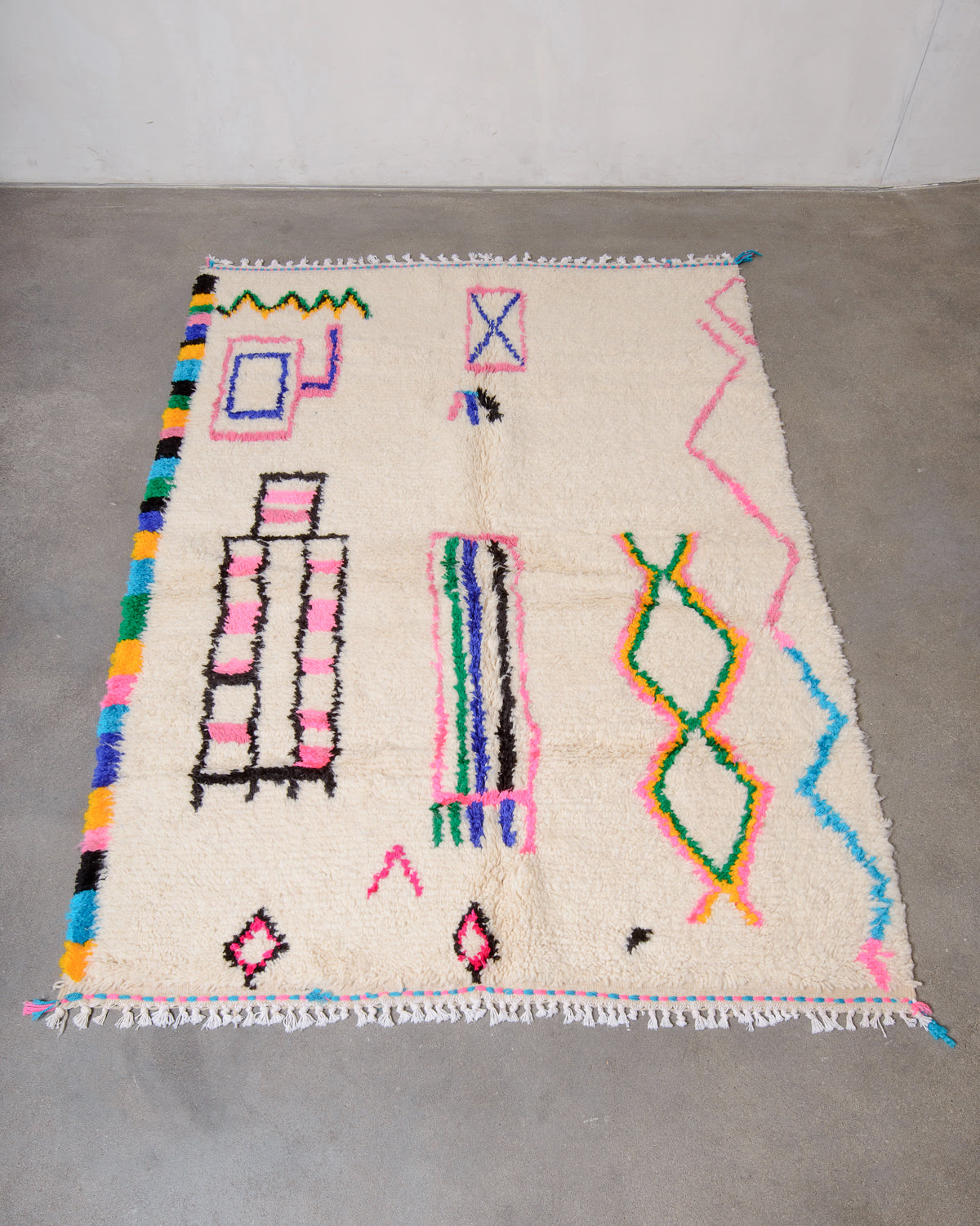 Modern designer handcrafted Berber rug from Morocco. Azilal rug with beautiful colours and patterns. Made of sheep’s wool and cotton.